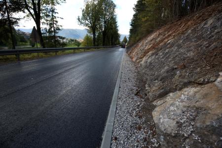 ASFALTIRANJE CESTE CERKNICA BEGUNJE 01 FOTO LJUBO VUKELIČ
